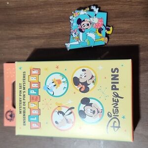 Disney Play in the Parks Minnie and Daisy Bubbles pin